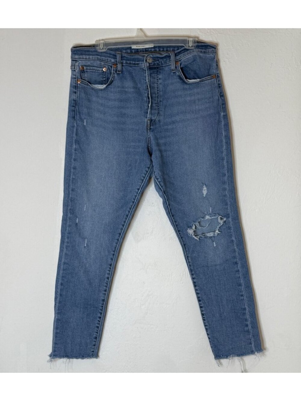Levis Wedgie Skinny Jeans Light Wash Distressed Leg Raw Hem Cotton Blend Size 32